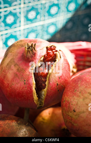 Les grenades, l'un ouvert révélant seeds Banque D'Images