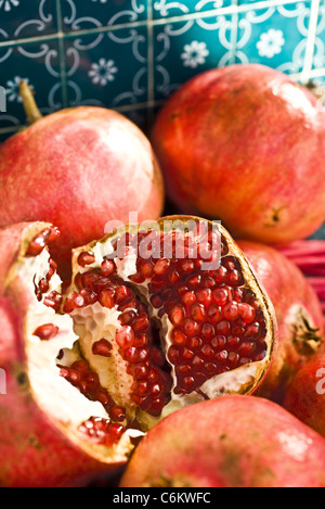 Les grenades, l'un ouvert révélant seeds Banque D'Images