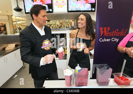Chris Balish et Rachel Smith de ABC Television's 'sur Le Tapis Rouge" concocter leur propre secoue à des millions de Banque D'Images