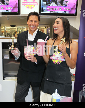 Chris Balish et Rachel Smith de ABC Television's 'sur Le Tapis Rouge" concocter leur propre secoue à des millions de Banque D'Images