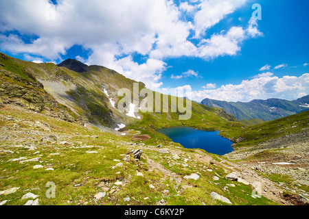 Paysage du lac Capra en Roumanie et les montagnes de Fagaras dans l'été Banque D'Images