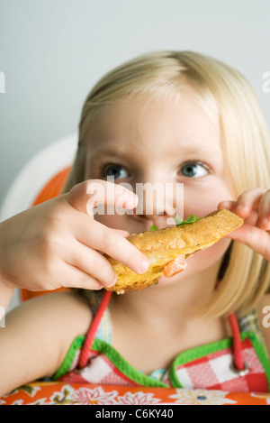 Little girl eating french toast salé Banque D'Images