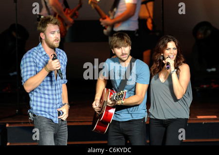 Charles Kelley, Dave Haywood et Hillary Scott de Lady Antebellum sur scène au cours de la voix du "tour" des Tim Banque D'Images