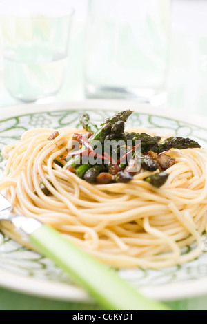 Spaghettis aux asperges, le gingembre et la sauce soja Banque D'Images