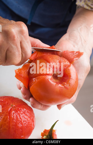 Peler les tomates Banque D'Images