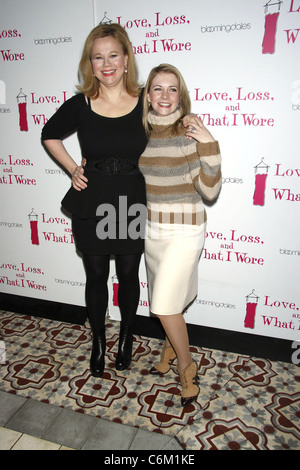 Caroline Rhea et Melissa Joan Hart après avoir assisté à la fête célébrant les nouveaux acteurs de la pièce "l'amour, de perte et de Banque D'Images