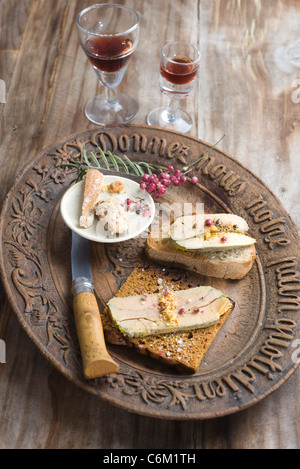 Foie gras avec du pain frais et de poivre dans une assiette Banque D'Images