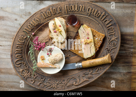 Foie gras avec du pain frais et de poivre dans une assiette Banque D'Images