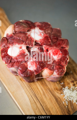 Matières premières et de veau fraîche gros sel on cutting board Banque D'Images