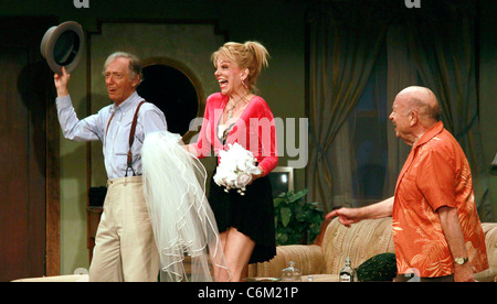 Bernie Kopell (from the classic TV show le bateau d'amour), Teresa Ganzel et Lou Cutell soirée d'ouverture de l'appel de rideau Banque D'Images