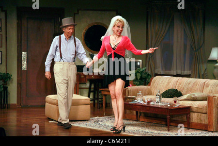 Bernie Kopell (from the classic TV show le bateau d'Amour) et Teresa Ganzel rideau soirée d'ouverture de l'appel de Broadway Banque D'Images