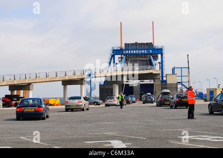 Voitures de chargement sur un ferry, Cherbourg, France Banque D'Images