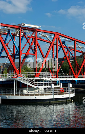 Rouge, blanc et bleu pont enjambant l'un des quais de Salford, près de Manchester, Angleterre Banque D'Images