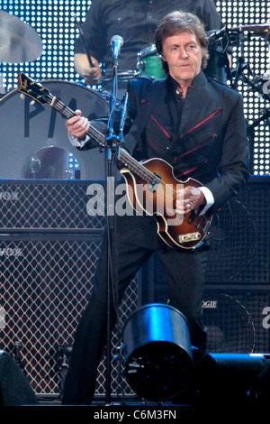 Sir Paul McCartney sur scène durant son 'Up and Coming Tour 2010' au Centre Air Canada. Toronto, Canada - Banque D'Images