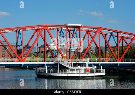 Rouge, blanc et bleu pont enjambant l'un des quais de Salford, près de Manchester, Angleterre Banque D'Images