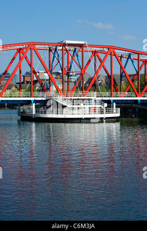 Rouge, blanc et bleu pont enjambant l'un des quais de Salford, près de Manchester, Angleterre Banque D'Images