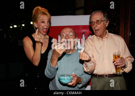Teresa Ganzel, Lou Cutell et Bernie Kopell (from the classic TV show le bateau d'amour) après la soirée d'ouverture pour le parti Banque D'Images