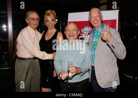 Bernie Kopell, Teresa Ganzel, Lou Cutell et Don Crichton après la soirée d'ouverture pour la partie production de 'Viagara Off-Broadway Banque D'Images
