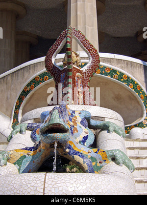 Dragon multicolore de Gaudi fontaine à l'entrée principale, le parc Guell, Barcelone, Catalogne, Espagne, Europe de l'Ouest. Banque D'Images