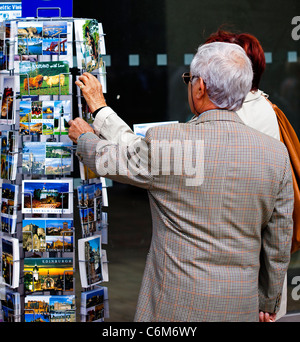 Les touristes à Édimbourg en regardant des cartes postales sur un fonds d'Écosse rack Europe, UK Banque D'Images