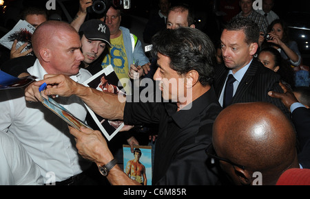 Sylvester Stallone est assailli par les chasseurs d'autographes qu'il sera de retour à l'Hôtel Dorchester après avoir assisté à l'UK Film Banque D'Images