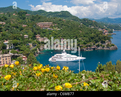 Les ancres de yacht de luxe dans la baie de Portofino, village de pêche et de villégiature du Ligurie di Levante, riviera italienne, Italie, Europe Banque D'Images