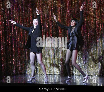 Singer Michelle Williams et Terra Macleod joue sur la scène de la comédie musicale comédie musicale à succès "Chicago" sur Broadway à l'Ambassadeur Banque D'Images
