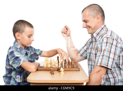 Père et fils en jouant aux échecs, isolé sur fond blanc Banque D'Images
