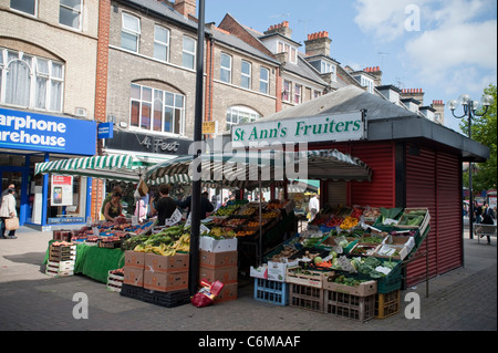 St Ann's arbres Fruiters, un fruit market stall dans le centre-ville de Harrow , septembre 2011 Banque D'Images