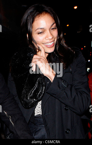 Rosario Dawson en laissant la Vida restaurant à Hollywood après avoir assisté à une soirée organisée par Quentin Tarantino, Los Angeles Banque D'Images