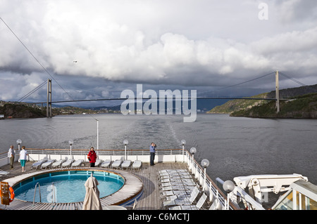 Le pont enjambant la route norvégienne Byfjorden entre le côté de Bergen à Olsvik avec Askoy vus de Boudicca Banque D'Images