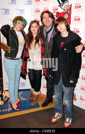 Jonathan Ross avec ses enfants Betty Kitten, Miel Magere Brug et Harvey Kirby Hamleys' 250e anniversaire tenue à Hamleys toy Banque D'Images