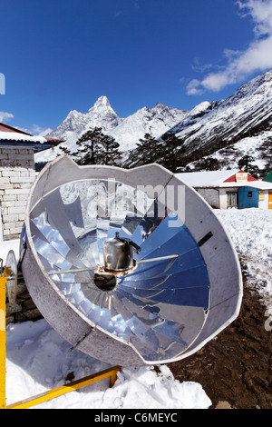 Cuiseur solaire utilisé à un salon de thé à Tengboche, Région de l'Everest, au Népal Banque D'Images