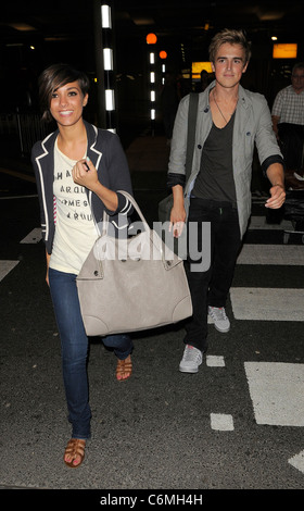 Frankie Sandford du groupe de filles le samedi, et Tom Fletcher à partir de la bande de garçon McFly arrivant à l'aéroport d'Heathrow, ayant Banque D'Images