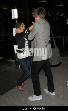 Frankie Sandford du groupe de filles le samedi, et Tom Fletcher à partir de la bande de garçon McFly arrivant à l'aéroport d'Heathrow, ayant Banque D'Images