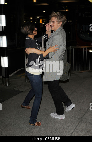 Frankie Sandford du groupe de filles le samedi, et Tom Fletcher à partir de la bande de garçon McFly arrivant à l'aéroport d'Heathrow, ayant Banque D'Images