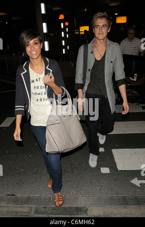 Frankie Sandford du groupe de filles le samedi, et Tom Fletcher à partir de la bande de garçon McFly arrivant à l'aéroport d'Heathrow, ayant Banque D'Images