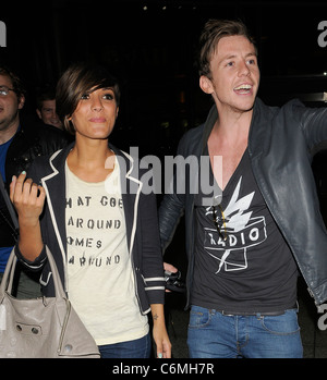 Frankie Sandford du groupe de filles le samedi, et Danny Jones à partir de la bande de garçon McFly arrivant à l'aéroport d'Heathrow, ayant Banque D'Images