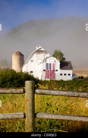 Brume matinale plane sur l'historique de la ferme ferme McPolin aka Osguthorpe à Park City, Utah, USA Banque D'Images