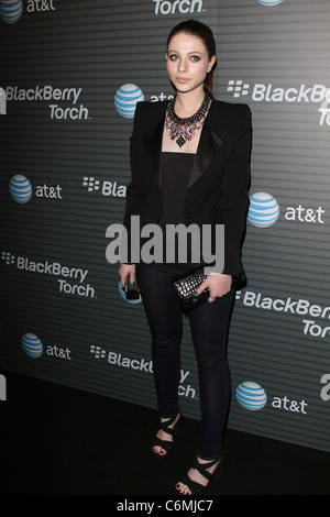Michelle Trachtenberg Blackberry Torch à AT&T Lancement aux États-Unis Partie - Arrivées Los Angeles, Californie - 11.08.10 Banque D'Images
