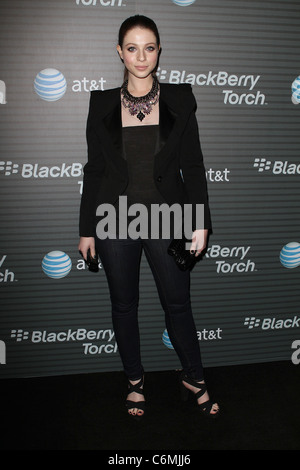 Michelle Trachtenberg Blackberry Torch à AT&T Lancement aux États-Unis Partie - Arrivées Los Angeles, Californie - 11.08.10 Banque D'Images