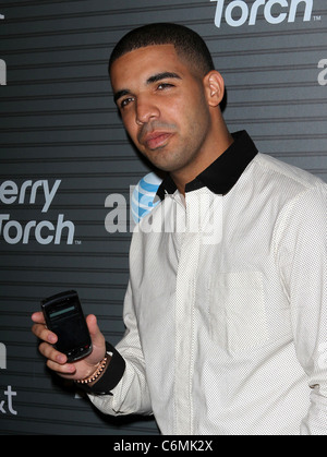 Blackberry Torch Drake à AT&T Lancement aux États-Unis Partie - Arrivées Los Angeles, Californie - 11.08.10 Banque D'Images