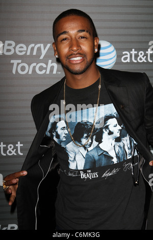 Omarion Blackberry Torch à AT&T Lancement aux États-Unis Partie - Arrivées Los Angeles, Californie - 11.08.10 Banque D'Images