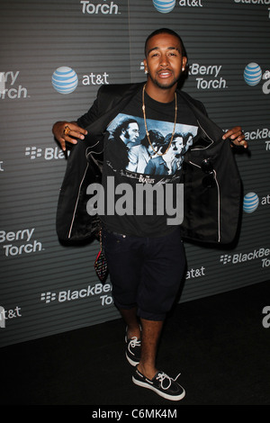 Omarion Blackberry Torch à AT&T Lancement aux États-Unis Partie - Arrivées Los Angeles, Californie - 11.08.10 Banque D'Images