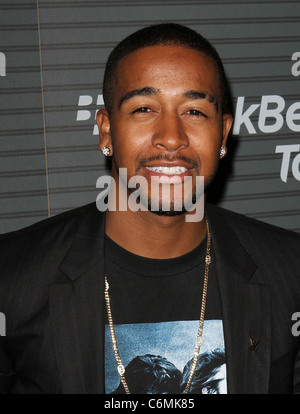 Omarion Blackberry Torch à AT&T Lancement aux États-Unis Partie - Arrivées Los Angeles, Californie - 11.08.10 Banque D'Images