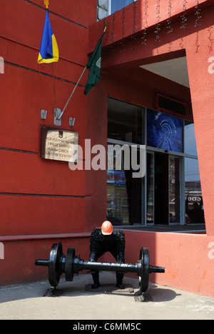 Le monument aux travailleurs du métro en face de l'édifice municipal de métro dans la région de Kharkiv, Ukraine Banque D'Images