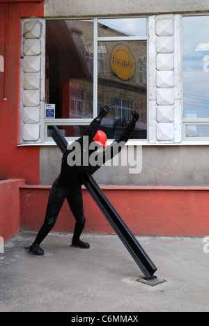 Le monument aux travailleurs du métro en face de l'édifice municipal de métro dans la région de Kharkiv, Ukraine Banque D'Images