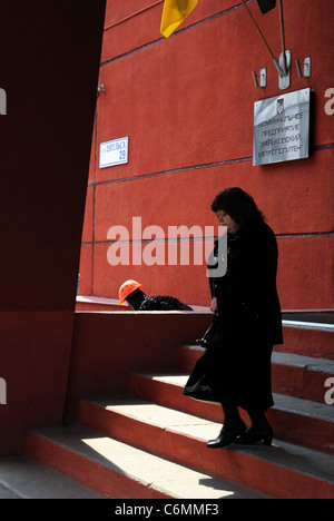 Le monument aux travailleurs du métro en face de l'édifice municipal de métro dans la région de Kharkiv, Ukraine Banque D'Images