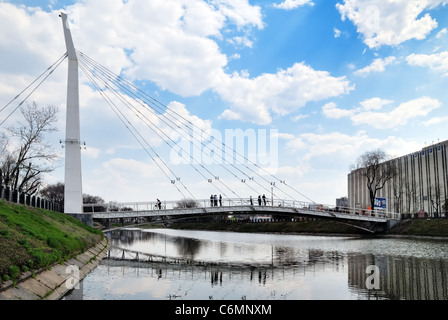 La zone piétonne du pont suspendu au-dessus de la rivière à Kharkov, Kiev, Ukraine Banque D'Images