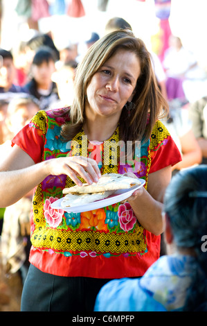 Première dame Margarita Calderon échantillons la cuisine locale dans un village près de Oaxaca, Mexique Banque D'Images